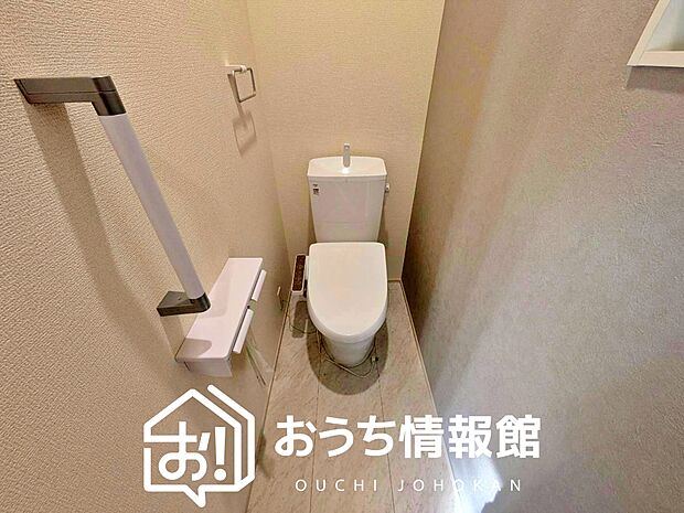 【トイレ】汚れてもサッとひと拭きでお手入れ簡単、エコ仕様の温水洗浄便座付きのトイレです。
バリアフリーにも配慮しています。