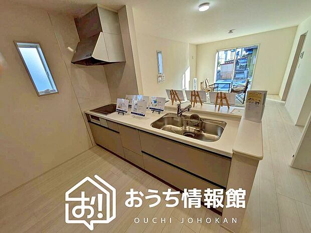 【現地写真（キッチン）】収納たっぷりのシステムキッチン、浄水器付水栓を標準装備しています。