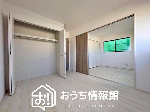 【現地写真（寝室）】木目の美しさを際立たせるシンプルデザインの建具を使用しています。