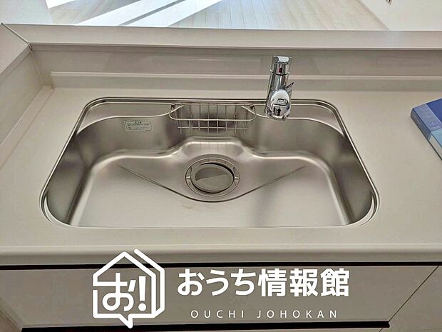 【浄水器内臓ハンドシャワー付シンク】広々とした凸型シンクに洗剤ポケットを標準装備。すっきり収納できます。
また、蛇口の先端に浄水器を内蔵しているため場所をとりません。