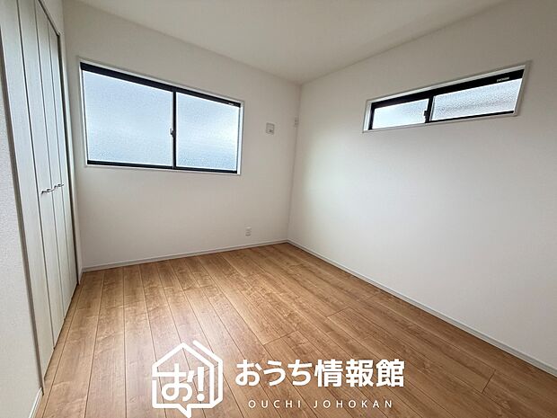 【現地写真（洋室）】木目の美しさを際立たせるシンプルデザインの建具を使用しています。