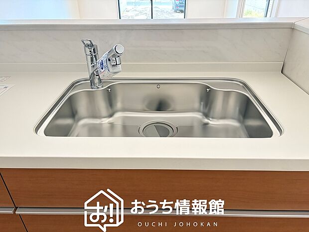 【浄水器一体型シャワー水栓付シンク】食器や野菜などの水洗いがスムーズにこなせるハンドシャワーのついた水栓。
浄水器一体型なので便利です。