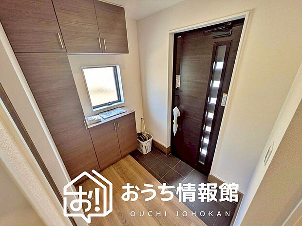 【現地写真（玄関）】玄関には、大型のシューズ収納を設置しています。