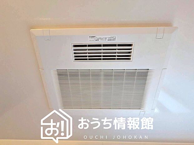 【電気式浴室暖房換気乾燥機】寒い冬場はあたたかく、暑い夏場は扇風機のような心地よさです。
雨の日は、浴室が衣類乾燥スペースになります。