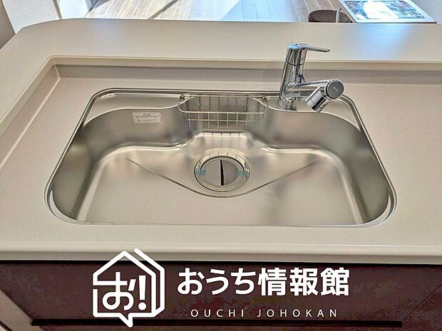 【浄水器内臓型ハンドシャワー付シンク】傷や汚れが付きにくい静音仕様の全面エンボス加工シンク。
また、蛇口の先端に浄水器を内蔵。浄水シャワーが使える毎分4リットルのたっぷり浄水。