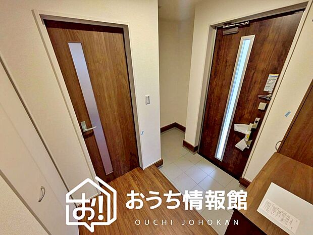 【現地写真（玄関）】玄関には、大型のシューズ収納を設置しています。