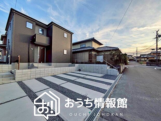 【現地写真（前道含む外観）】くて火災に強い屋根材を採用し、地震時の建物への負担や揺れを軽減しています。