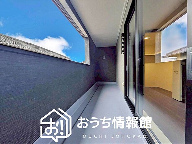 【バルコニー】奥行きが広く、洗濯物をゆったりと干せる十分な広さで、家族の洗濯も捗ります。