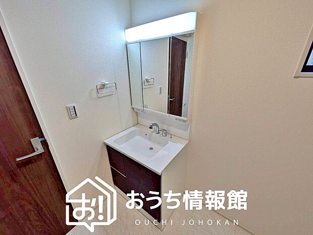 【洗面台・洗面所】鏡の両サイドは、必要なものを取出しやすく、大きな鏡面で朝の準備も快適。
使いやすいリフトアップ機能付きのシングルレバーシャワー水栓付です。