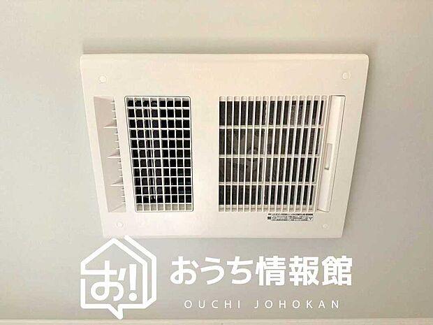 【浴室暖房換気乾燥機】サイドブロー機能で、乾燥効率アップです。
サイドに吹き出しを搭載することにより浴室内を端まで循環する気流ができ、さらに省エネ性能がアップします。