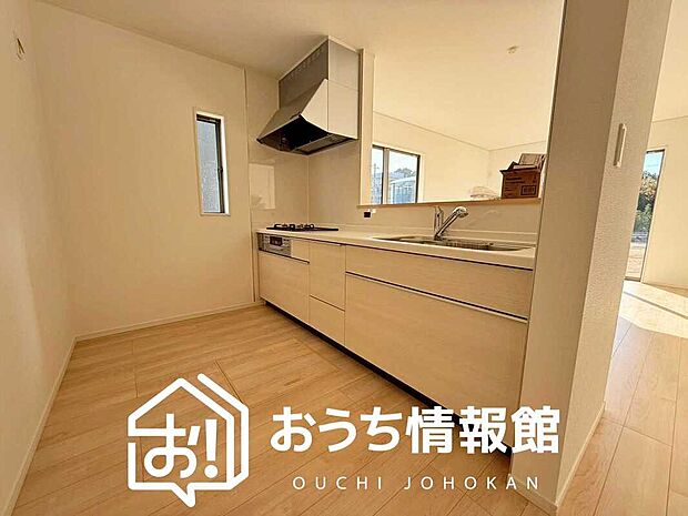 【現地写真（キッチン）】収納たっぷりのシステムキッチン、浄水器付水栓を標準装備しています。