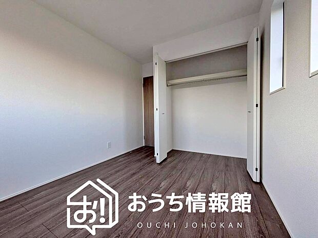 【現地写真（洋室）】木目の美しさを際立たせるシンプルデザインの建具を使用しています。