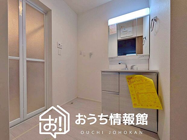 【洗面台・洗面所】鏡の両サイドは、必要なものを取出しやすく、大きな鏡面で朝の準備も快適。
使いやすいリフトアップ機能付きのシングルレバーシャワー水栓付です。