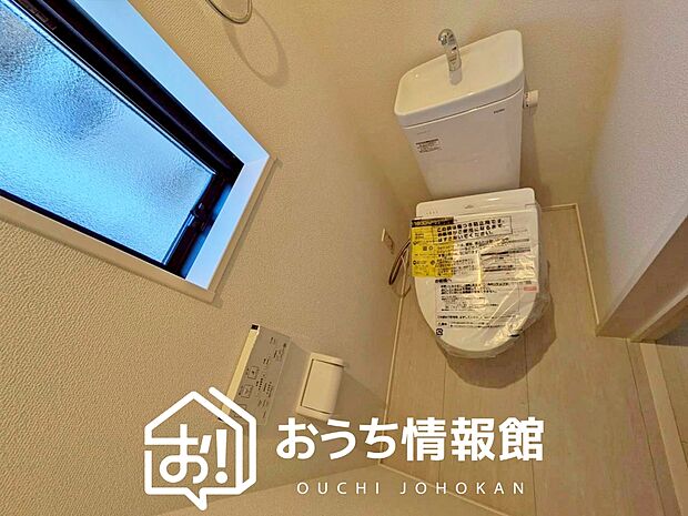 【トイレ】汚れてもサッとひと拭きでお手入れ簡単、エコ仕様の温水洗浄便座付きのトイレです。
バリアフリーにも配慮しています。