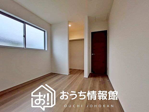 【現地写真（寝室）】木目の美しさを際立たせるシンプルデザインの建具を使用しています。