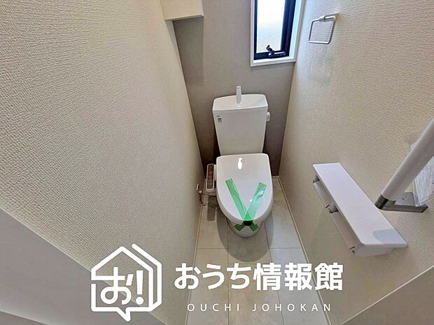 【トイレ】汚れてもサッとひと拭きでお手入れ簡単、エコ仕様の温水洗浄便座付きのトイレです。
バリアフリーにも配慮しています。