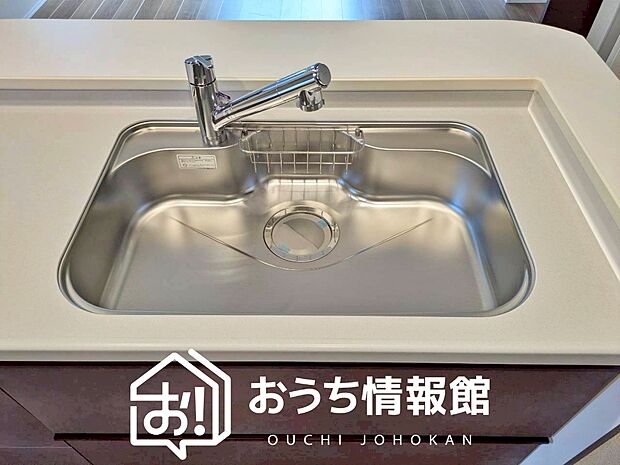 【浄水器内臓型ハンドシャワー付シンク】傷や汚れが付きにくい静音仕様の全面エンボス加工シンク。
また、蛇口の先端に浄水器を内蔵。浄水シャワーが使える毎分4リットルのたっぷり浄水。