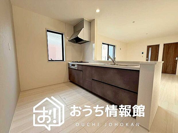 【現地写真（キッチン）】収納たっぷりのシステムキッチン、浄水器付水栓を標準装備しています。