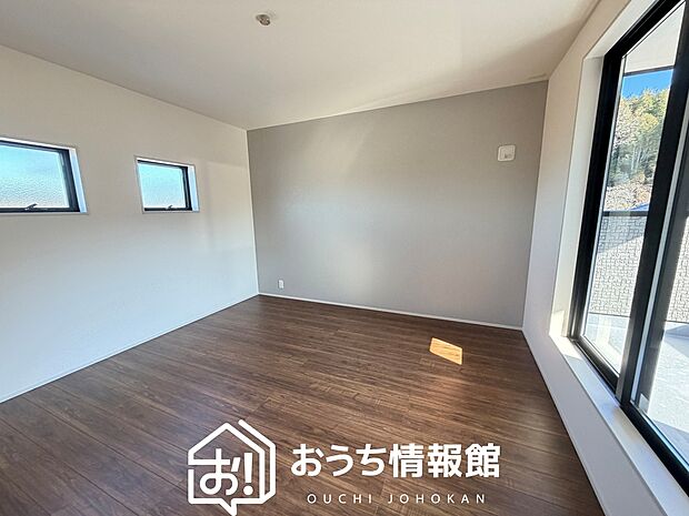 【現地写真（寝室）】木目の美しさを際立たせるシンプルデザインの建具を使用しています。