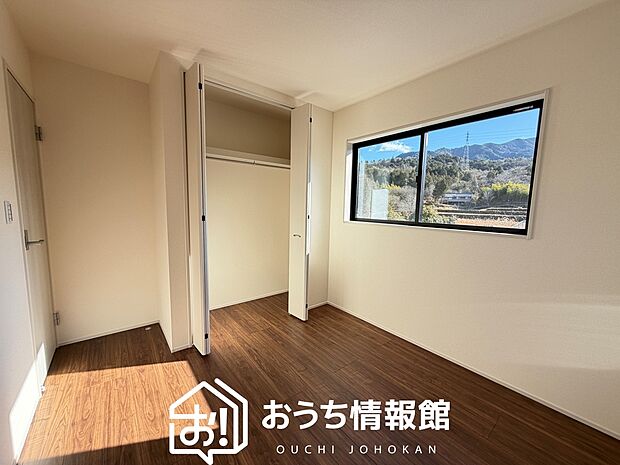 【現地写真（洋室）　】木目の美しさを際立たせるシンプルデザインの建具を使用しています。