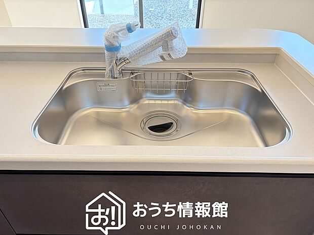 【浄水器内臓型ハンドシャワー付シンク】傷や汚れが付きにくい静音仕様の全面エンボス加工シンク。
また、蛇口の先端に浄水器を内蔵。浄水シャワーが使える毎分4リットルのたっぷり浄水。