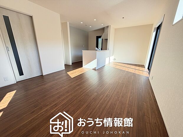 【現地写真（リビング）】フローリング材には、木目、色調など木材特有の風合いがあり、ナチュラルな美しさになっています。