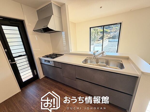 【現地写真（キッチン）】収納たっぷりのシステムキッチン、浄水器付水栓を標準装備しています。