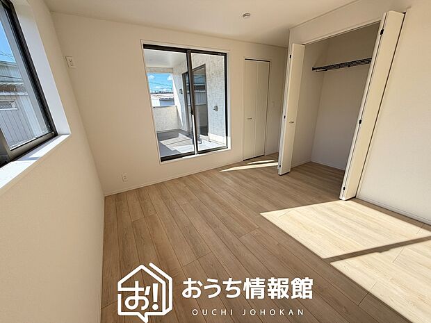 【現地写真（寝室）】木目の美しさを際立たせるシンプルデザインの建具を使用しています。