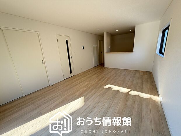 【現地写真（リビング）】フローリング材には、木目、色調など木材特有の風合いがあり、ナチュラルな美しさになっています。