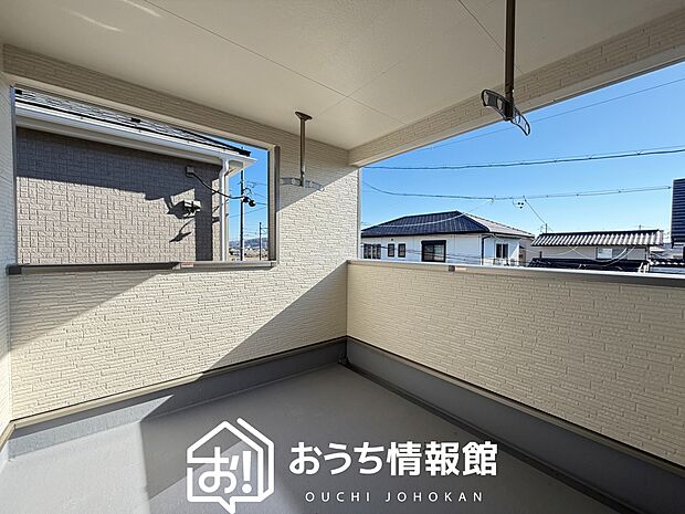 【バルコニー】奥行きが広く、洗濯物をゆったりと干せる十分な広さで、家族の洗濯も捗ります。