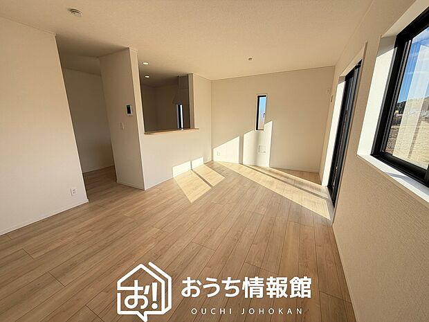 【現地写真（リビング）】フローリング材には、木目、色調など木材特有の風合いがあり、ナチュラルな美しさになっています。