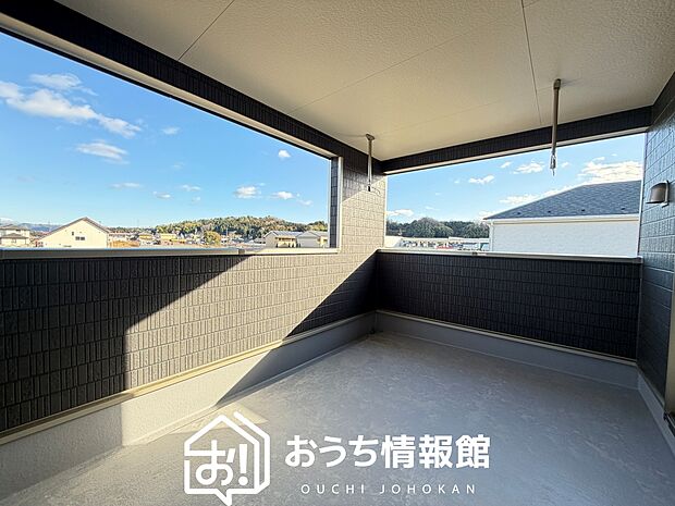 【バルコニー】奥行きが広く、洗濯物をゆったりと干せる十分な広さで、家族の洗濯も捗ります。