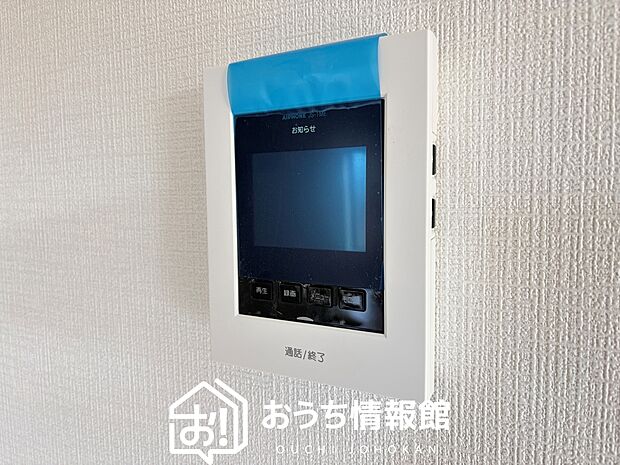 【TVモニター付インターホン】手放し通話ができ、送話表示灯で送話・受話状態が確認できます。
映像と音声で玄関先の様子をチェックできるモニター機能や、夜間の訪問者の顔も確認できるLEDライトを装備しています。