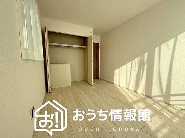 【現地写真（洋室）　】木目の美しさを際立たせるシンプルデザインの建具を使用しています。