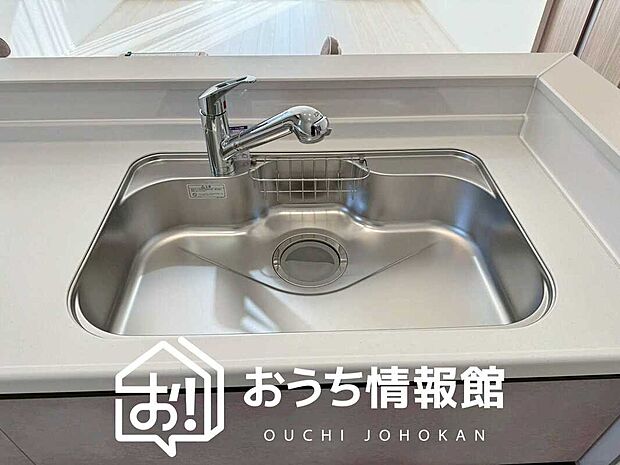 【浄水器内臓ハンドシャワー付シンク】広々とした凸型シンクに洗剤ポケットを標準装備。すっきり収納できます。
また、蛇口の先端に浄水器を内蔵しているため場所をとりません。