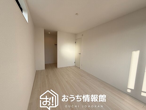 【現地写真（寝室）】木目の美しさを際立たせるシンプルデザインの建具を使用しています。