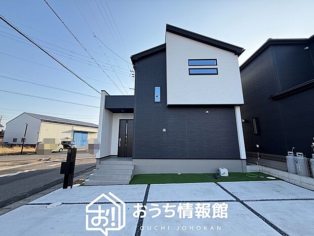 【現地写真（外観）【１１号地】】軽くて火災に強い屋根材を採用し、地震時の建物への負担や揺れを軽減しています。