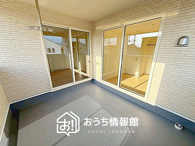 【バルコニー】奥行きが広く、洗濯物をゆったりと干せる十分な広さで、家族の洗濯も捗ります。