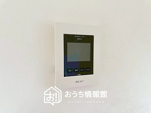 【TVモニター付インターホン】手放し通話ができ、送話表示灯で送話・受話状態が確認できます。
映像と音声で玄関先の様子をチェックできるモニター機能や、夜間の訪問者の顔も確認できるLEDライトを装備しています。