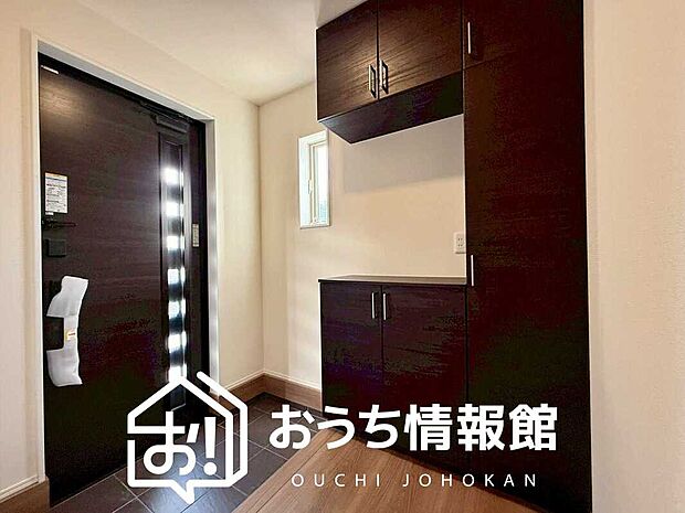 【現地写真（玄関）】玄関には、大型のシューズ収納を設置しています。