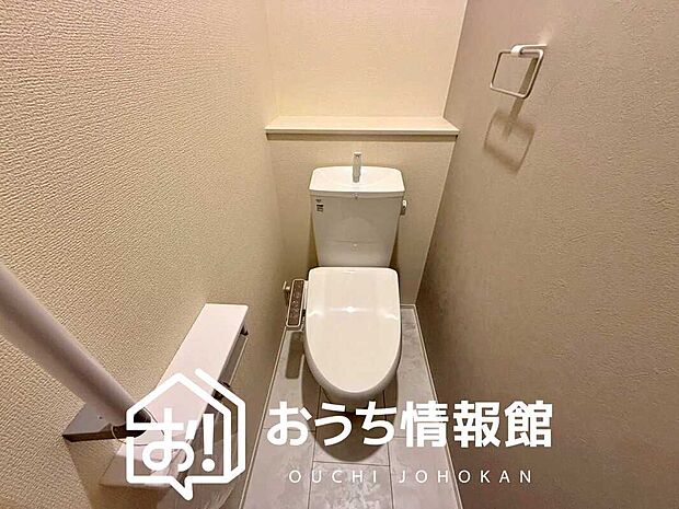 【トイレ】汚れてもサッとひと拭きでお手入れ簡単、エコ仕様の温水洗浄便座付きのトイレです。
バリアフリーにも配慮しています。