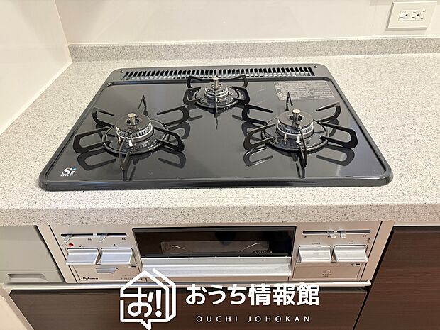 【ビルトインコンロ】フラットな構造で清掃性が高く、過熱防止センサー付３口タイプで日頃の家事も快適です。