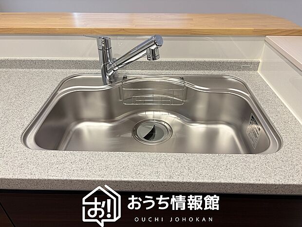 【浄水器内臓ハンドシャワー付シンク】広々とした凸型シンクに洗剤ポケットを標準装備。すっきり収納できます。
また、蛇口の先端に浄水器を内蔵しているため場所をとりません。
