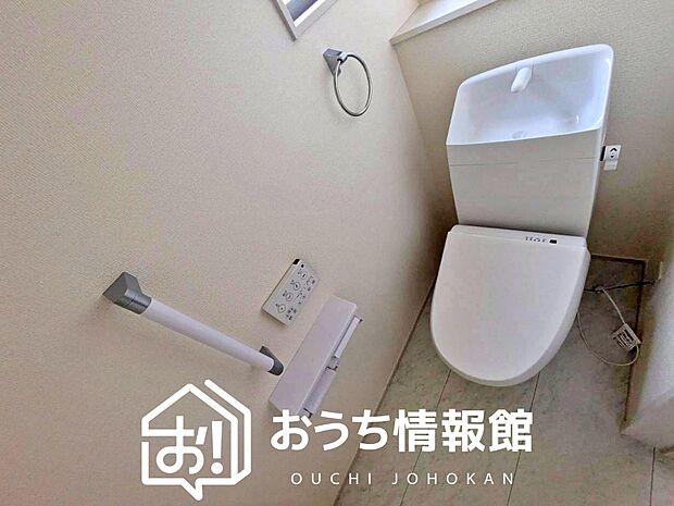 【トイレ】汚れてもサッとひと拭きでお手入れ簡単、エコ仕様の温水洗浄便座付きのトイレです。
バリアフリーにも配慮しています。
