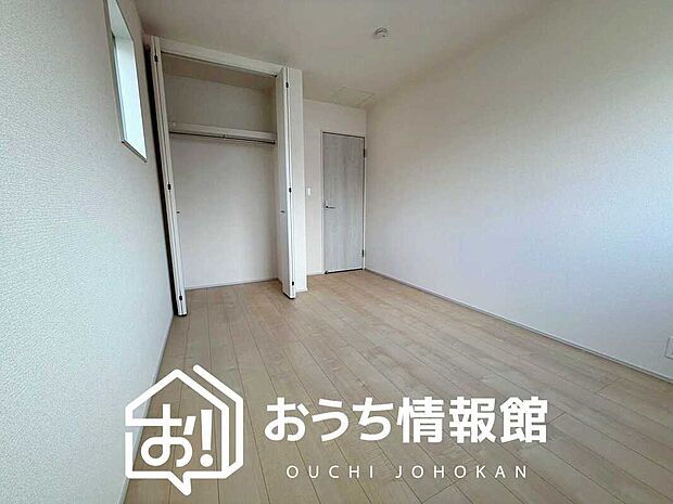 【現地写真（洋室）　】木目の美しさを際立たせるシンプルデザインの建具を使用しています。