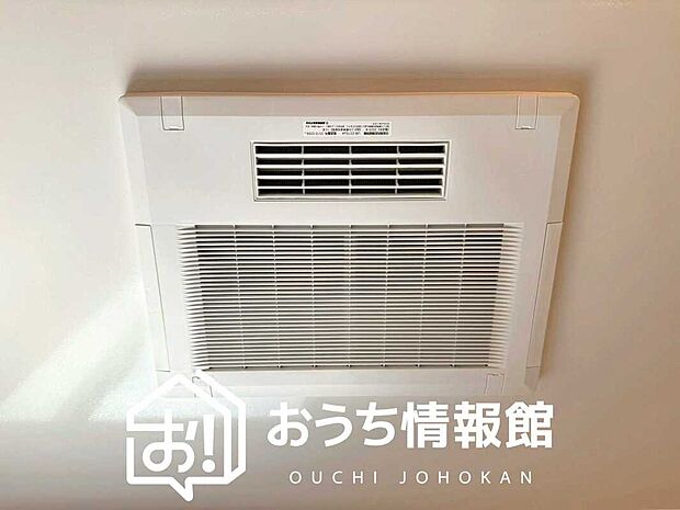【電気式浴室暖房換気乾燥機】寒い冬場はあたたかく、暑い夏場は扇風機のような心地よさです。
雨の日は、浴室が衣類乾燥スペースになります。