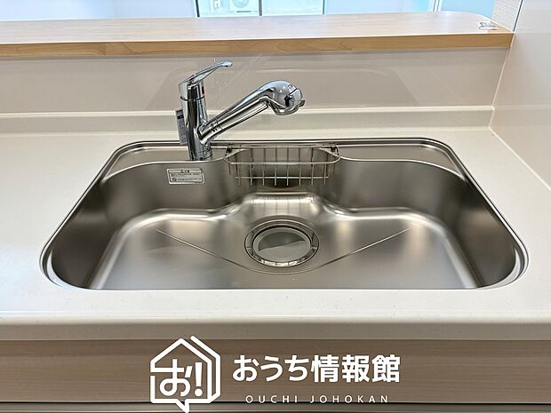 【浄水器内臓ハンドシャワー付シンク】広々とした凸型シンクに洗剤ポケットを標準装備。すっきり収納できます。
また、蛇口の先端に浄水器を内蔵しているため場所をとりません。

