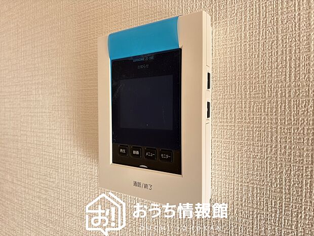 【TVモニター付インターホン】手放し通話ができ、送話表示灯で送話・受話状態が確認できます。
映像と音声で玄関先の様子をチェックできるモニター機能や、夜間の訪問者の顔も確認できるLEDライトを装備しています。