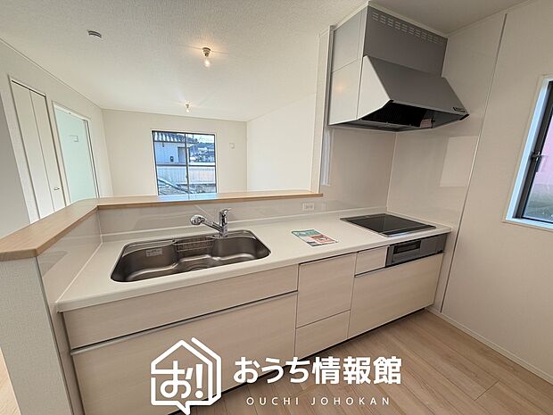 【現地写真（キッチン）】収納たっぷりのシステムキッチン、浄水器付水栓を標準装備しています。