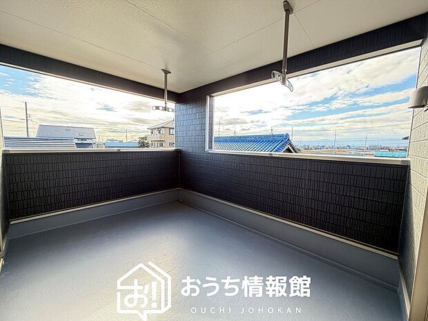 【バルコニー】奥行きが広く、洗濯物をゆったりと干せる十分な広さで、家族の洗濯も捗ります。